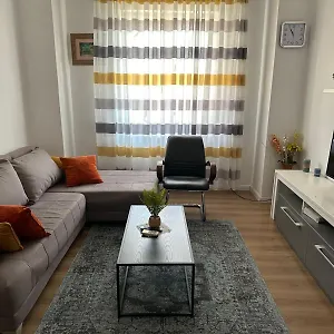 Kelly's Cozy Hideaway - Apartment Tirana